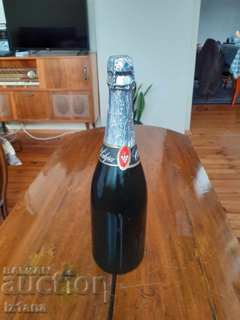 Стара бутилка шампанско Искра - 6 Стара бутилка шампанско Искра - 6