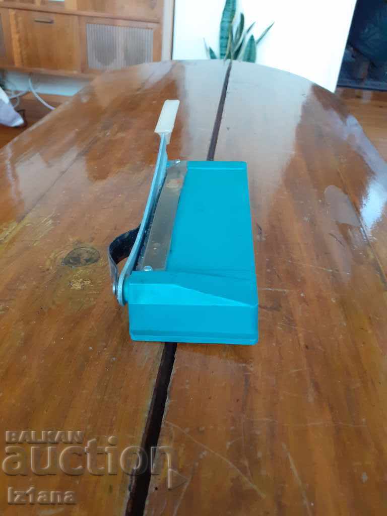 Old photo cutter with price 15.00 BGN | € 7.67 Old photo cutter with price 15.00 BGN | € 7.67
