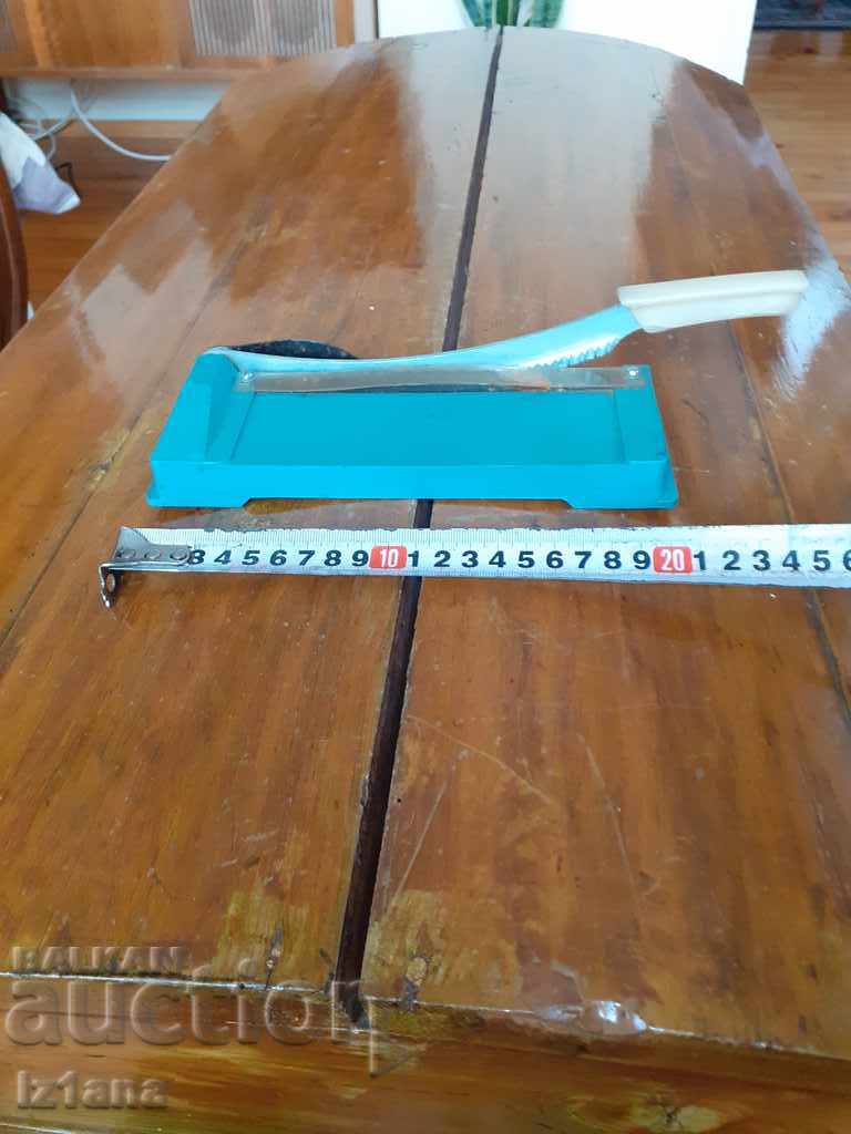 Auction Old photo cutter Auction Old photo cutter