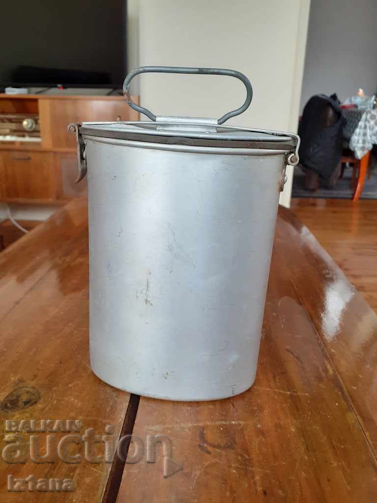 Стара алуминиева кутия за храна