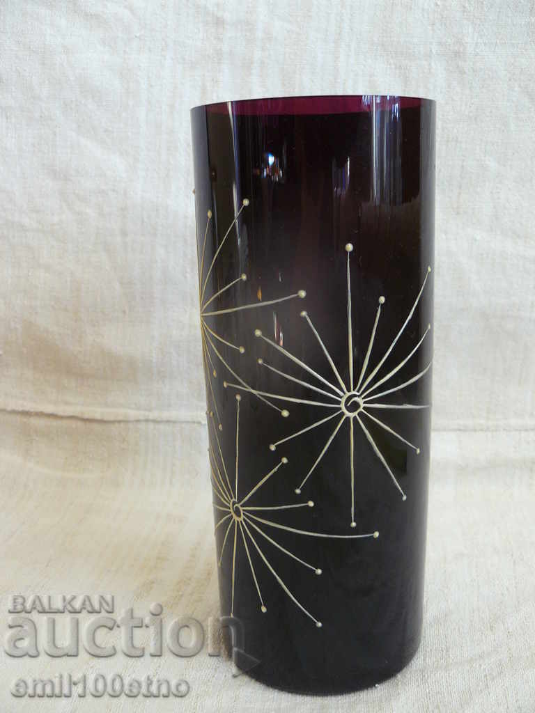 Vaza din sticlă mov cu decor în relief cu preț 12.00 BGN | € 6.14 Vaza din sticlă mov cu decor în relief cu preț 12.00 BGN | € 6.14