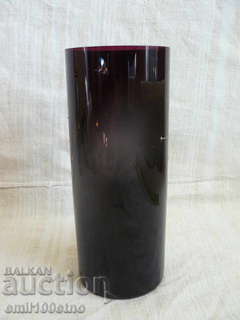 Licitație Vaza din sticlă mov cu decor în relief Licitație Vaza din sticlă mov cu decor în relief