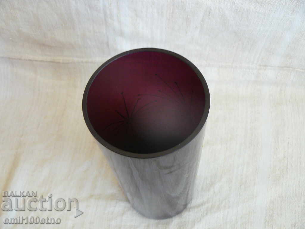 Livrarea Vaza din sticlă mov cu decor în relief Livrarea Vaza din sticlă mov cu decor în relief