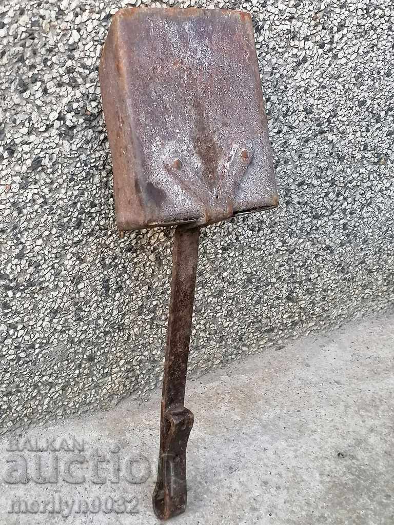 Стара кована лопатка, лопата за пернишка печка