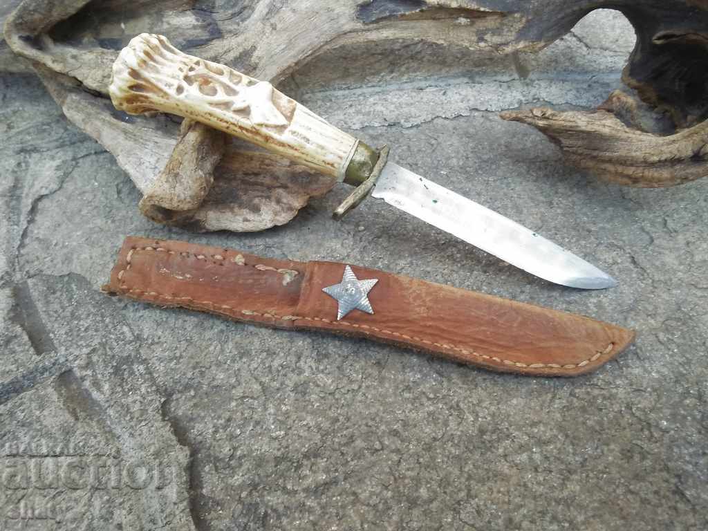 Стар ръчно изработен нож.