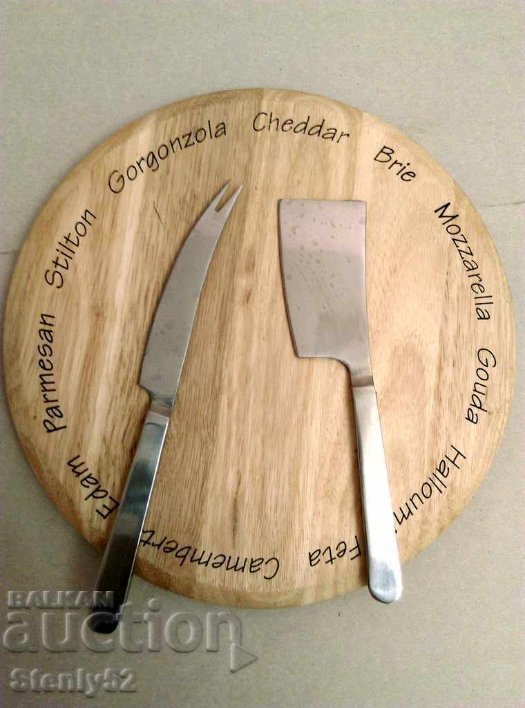Rotating board for cutting cheeses, curds, delicacies.