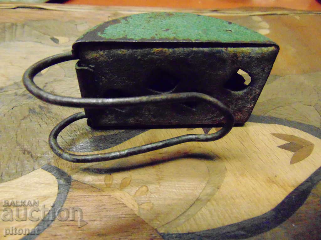 Old device for sharpening a sharpener with stones with price 35.00 BGN | € 17.90 Old device for sharpening a sharpener with stones with price 35.00 BGN | € 17.90