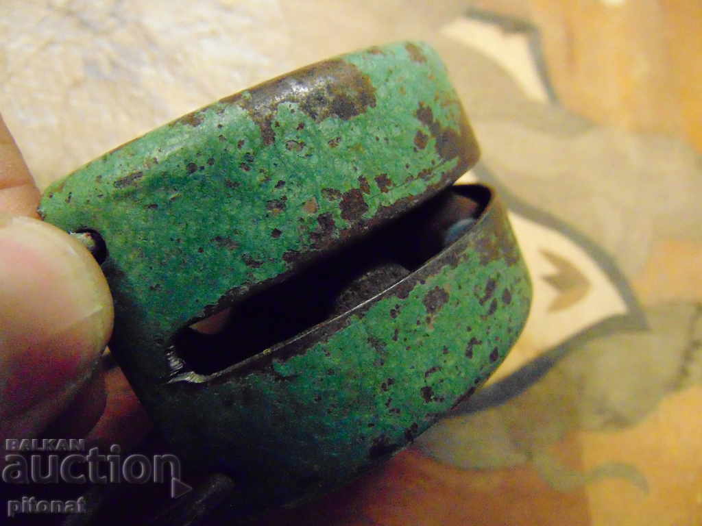 Auction Old device for sharpening a sharpener with stones Auction Old device for sharpening a sharpener with stones