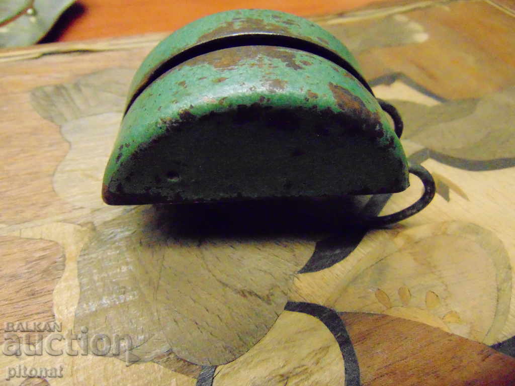 Old device for sharpening a sharpener with stones