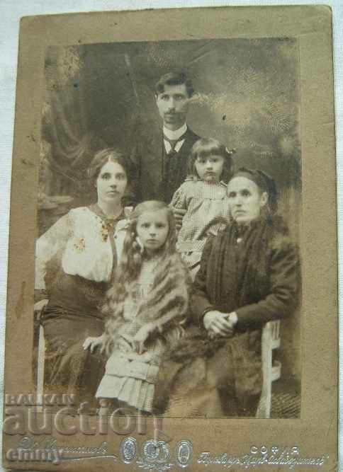Παλιά μικρή οικογένεια φωτογραφιών χαρτονιού φωτογραφίας D. Karastoyanov