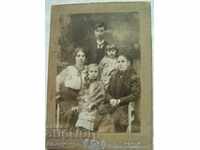 Παλιά μικρή οικογένεια φωτογραφιών χαρτονιού φωτογραφίας D. Karastoyanov