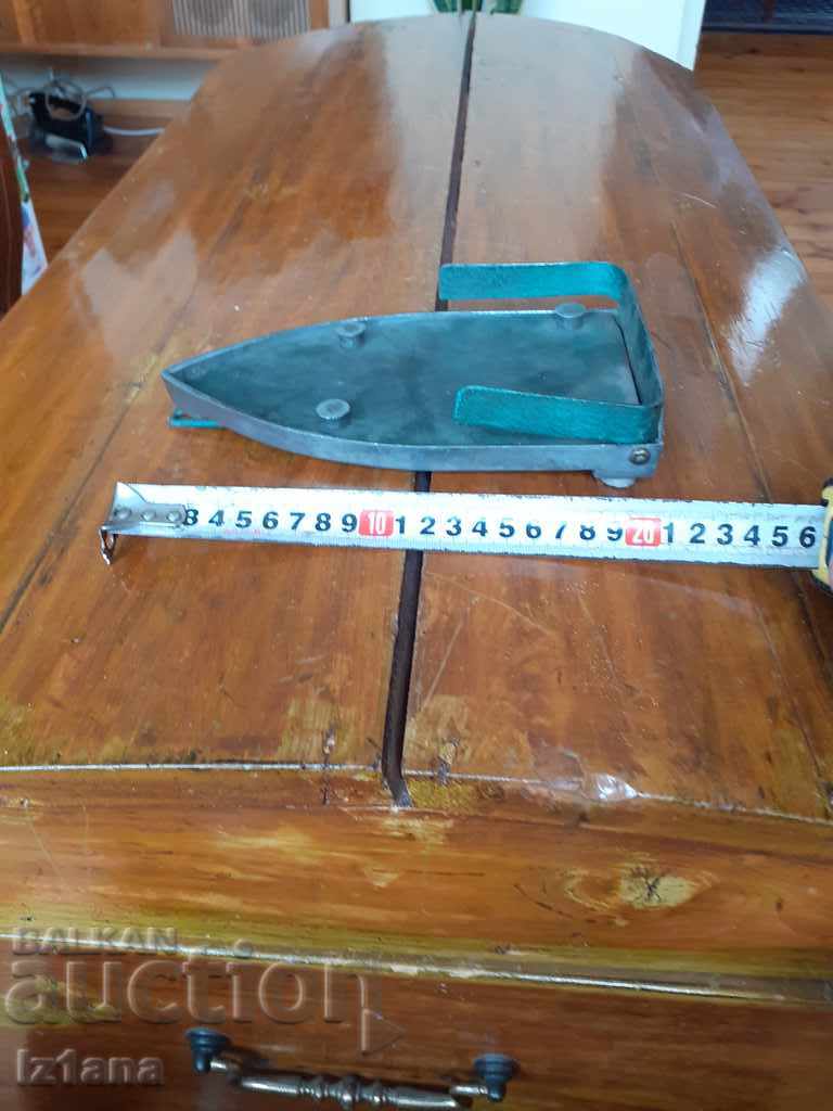 Auction An old iron stand Auction An old iron stand