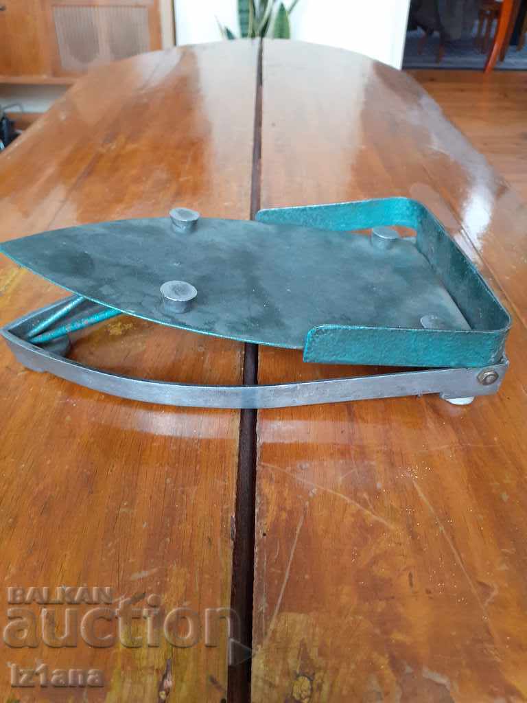 Delivery of An old iron stand Delivery of An old iron stand