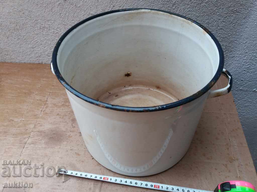 Auction  OLD ENAMELED LARGE SOC. POT