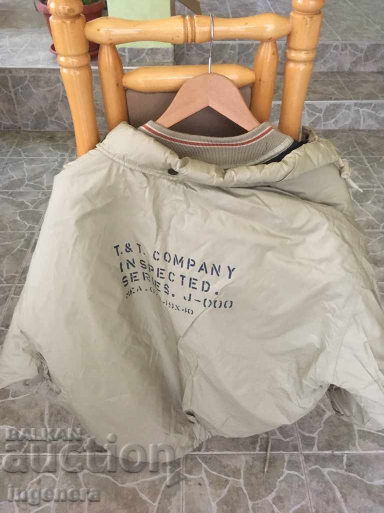 JACHETĂ DE VÂNT CA NOUĂ cu preț 38.00 BGN | € 19.43 JACHETĂ DE VÂNT CA NOUĂ cu preț 38.00 BGN | € 19.43