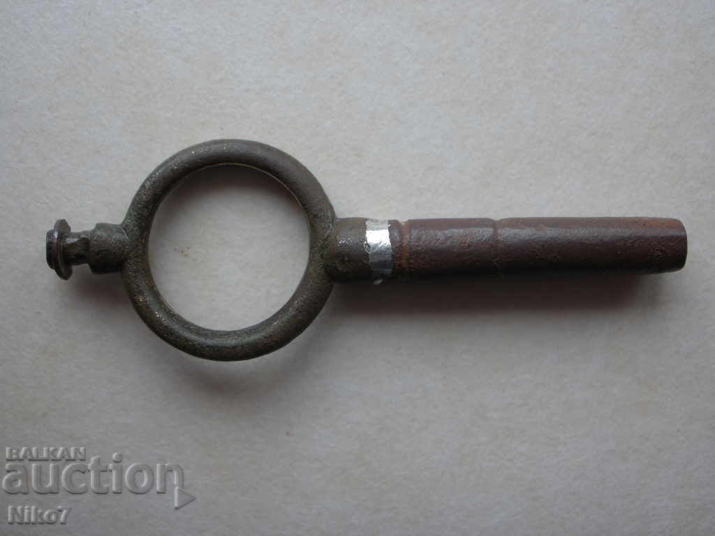Старо ключе от старинен джобен часовник.