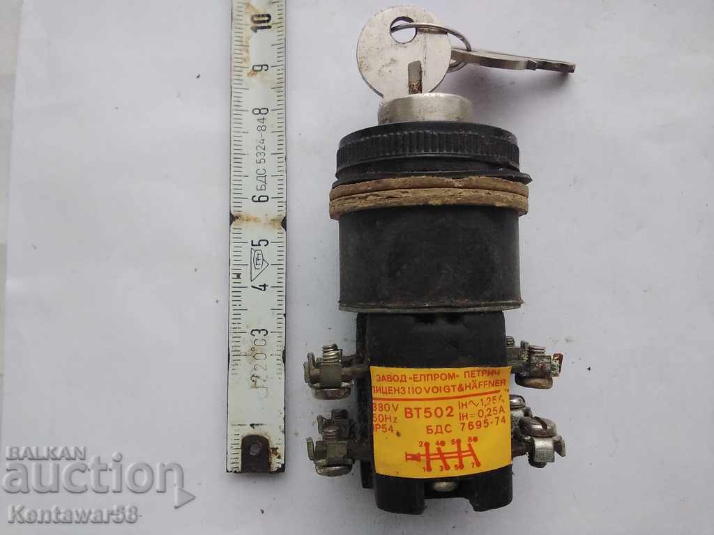Превлючвател ВТ 5О2 със закючващ механизъм - нов. Превлючвател ВТ 5О2 със закючващ механизъм - нов.