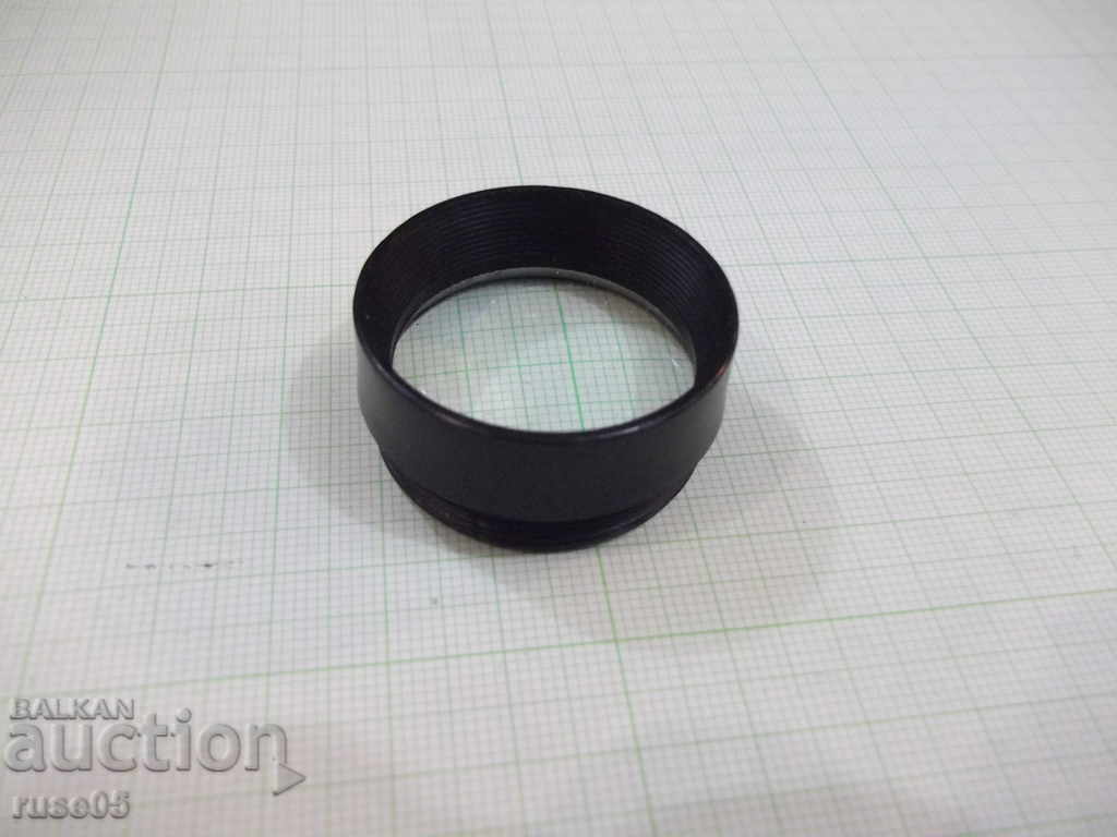 Magnifier flat protruding in a plastic bracelet