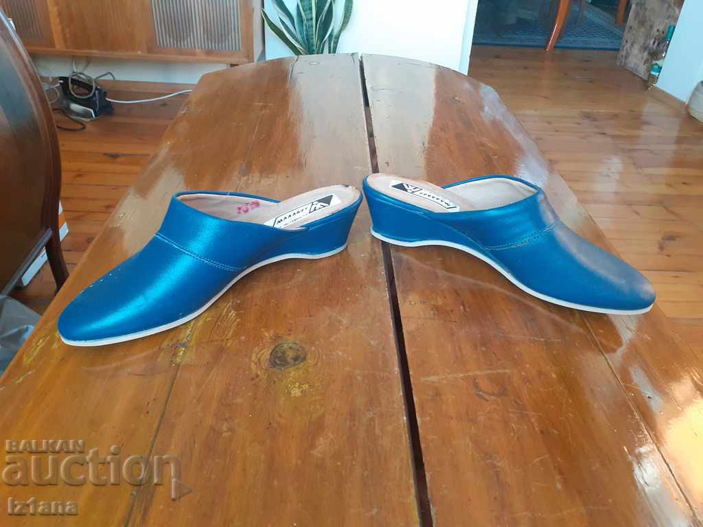 Papuci vechi pentru femei Mladost cu preț 20.00 BGN | € 10.23