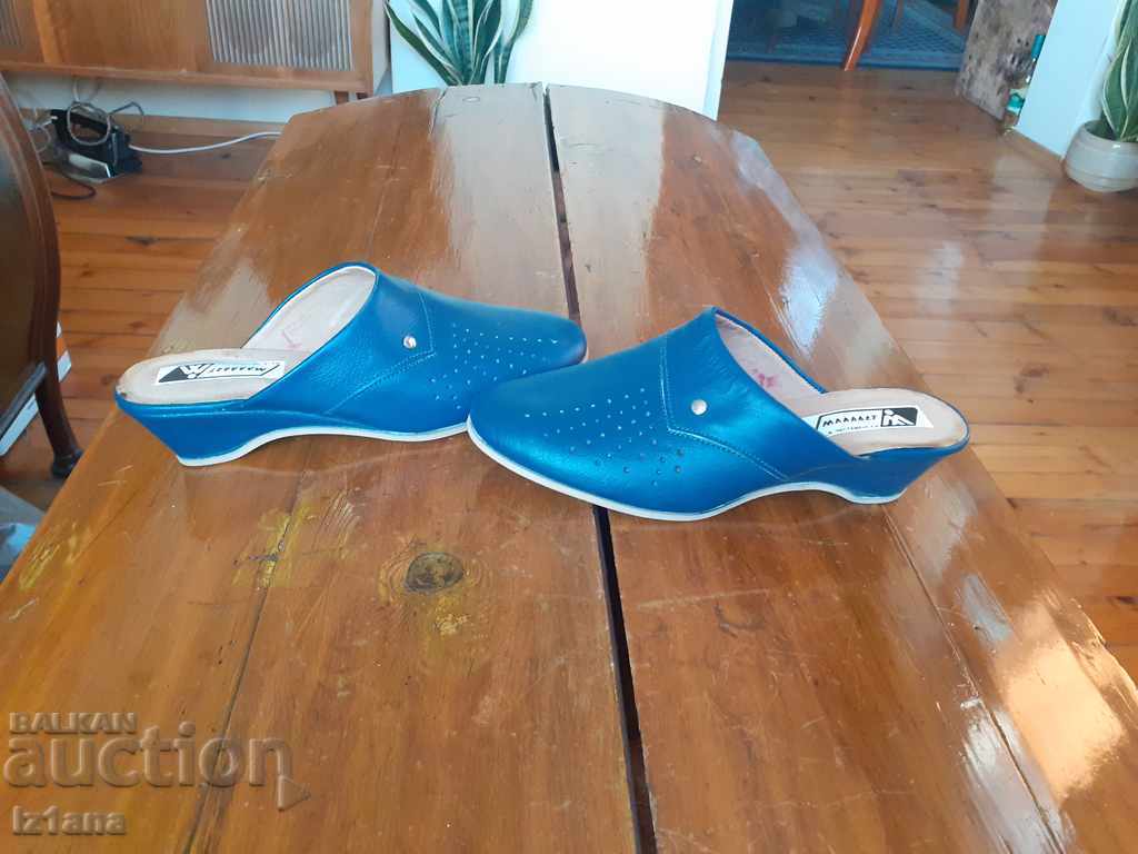 Licitație Papuci vechi pentru femei Mladost