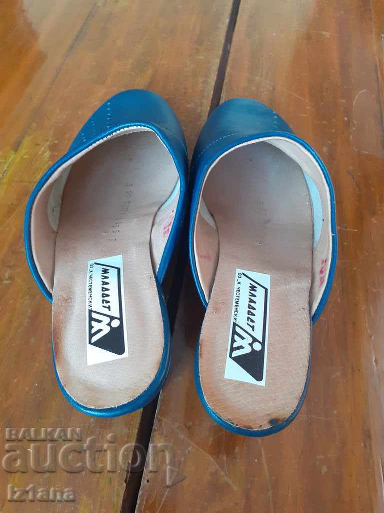 Livrarea Papuci vechi pentru femei Mladost