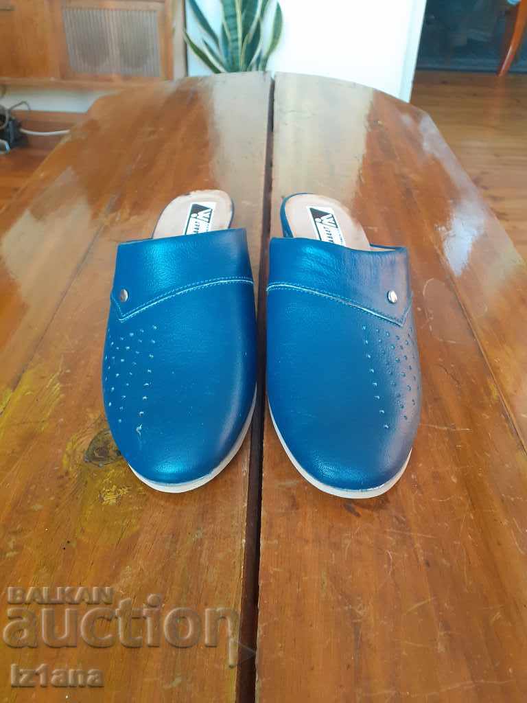Papuci vechi pentru femei Mladost