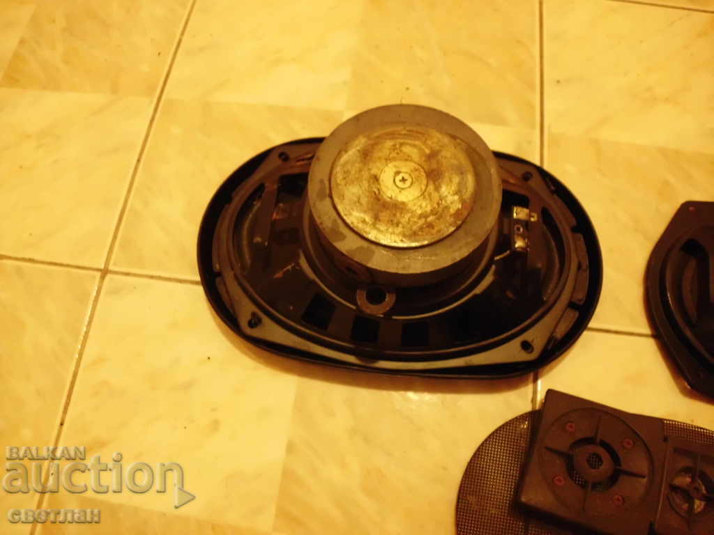 Delivery of TWO REAR COLUMNS Delivery of TWO REAR COLUMNS