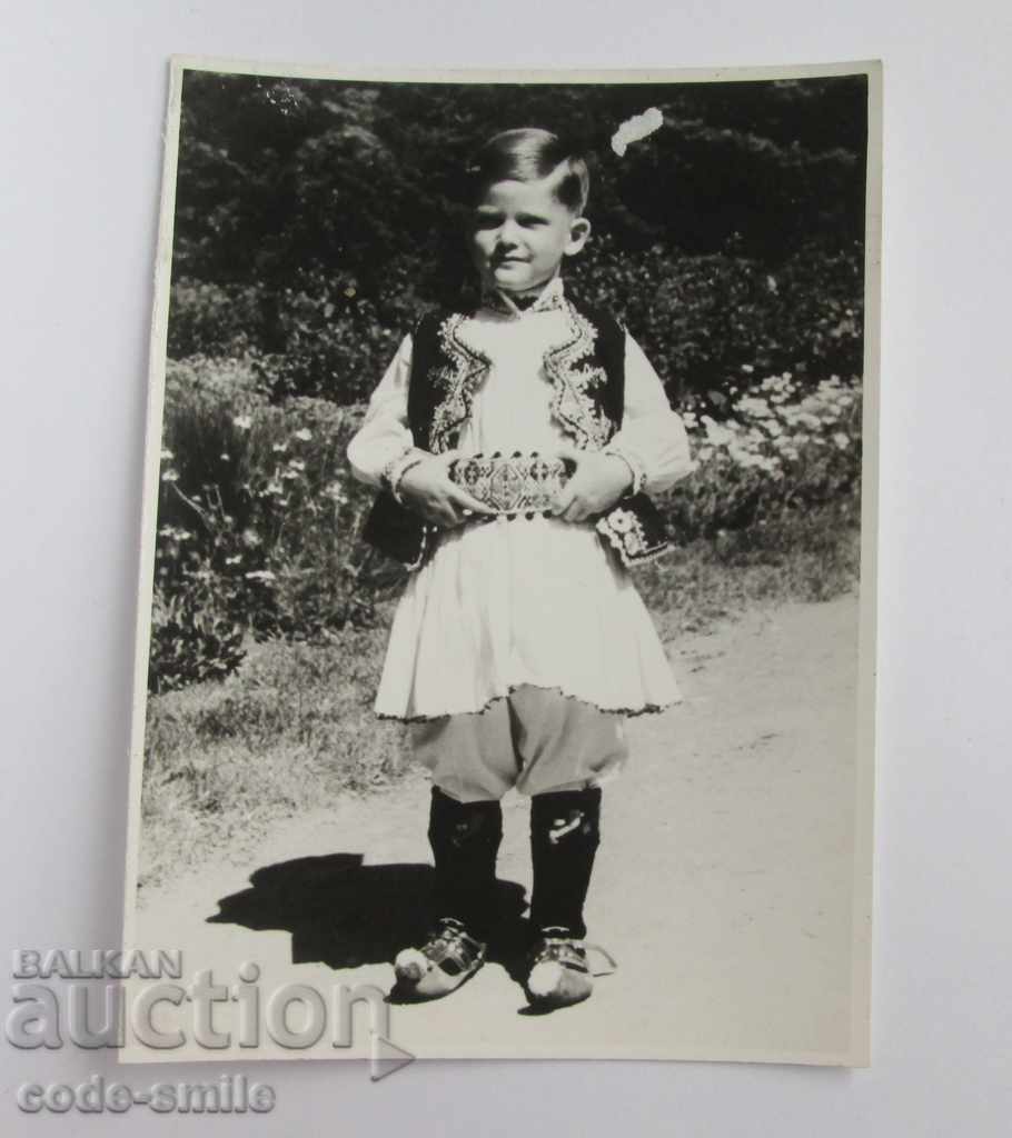 Стара снимка фотография Цар Симеон като дете с народна носия