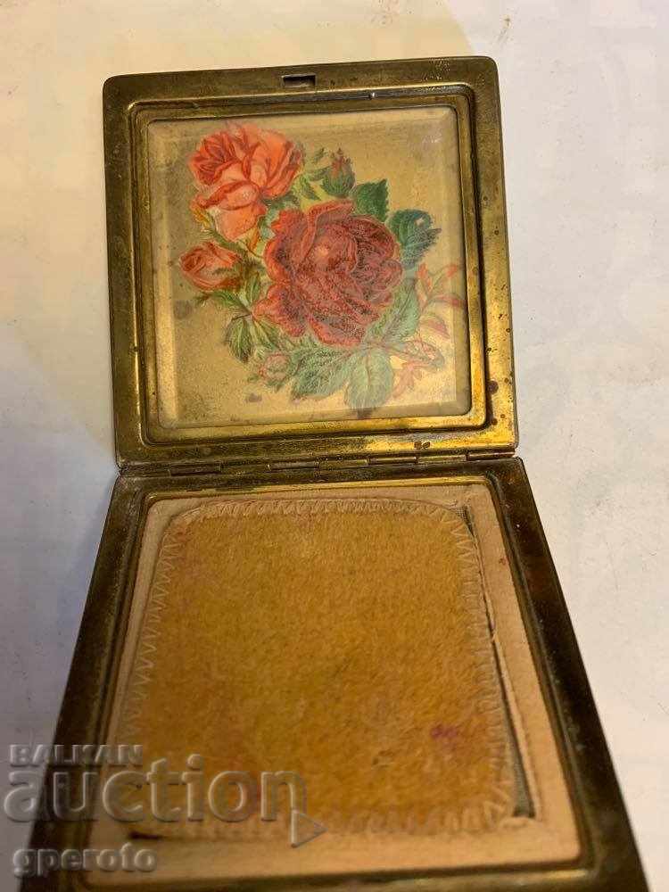 Красива стара червена пудриера - Царство България с цена € 7.00 | 13.69 лв.