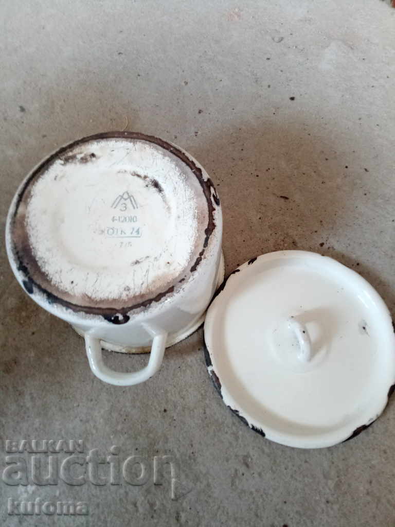 Παράδοση Παλιά σμαλτωμένη κατσαρόλα