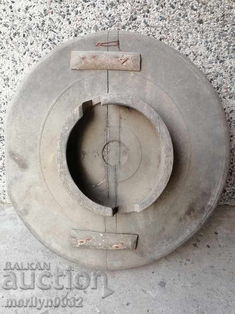 Auction Renaissance table, wooden, paralyzed soft blue teapot Auction Renaissance table, wooden, paralyzed soft blue teapot