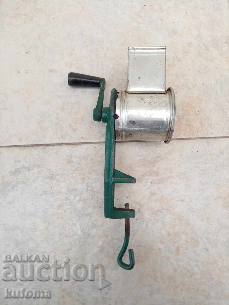 Auction Old walnut grinder Auction Old walnut grinder