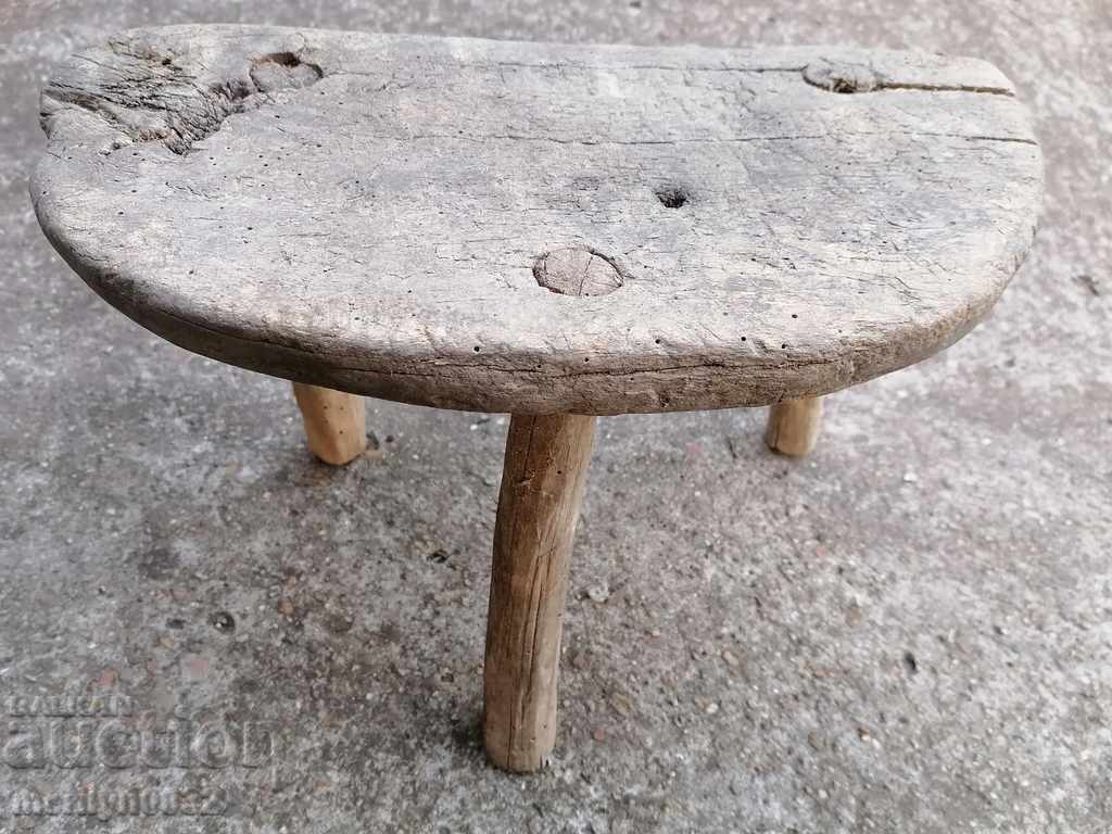 Παλιό τρίποδο σκαμπό, καρέκλα, ξύλινο, πρωτόγονο με τιμή 43.00 BGN | € 21.99 Παλιό τρίποδο σκαμπό, καρέκλα, ξύλινο, πρωτόγονο με τιμή 43.00 BGN | € 21.99