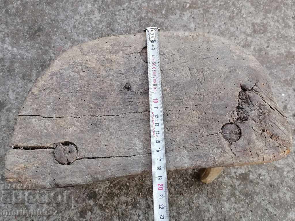 Παράδοση Παλιό τρίποδο σκαμπό, καρέκλα, ξύλινο, πρωτόγονο Παράδοση Παλιό τρίποδο σκαμπό, καρέκλα, ξύλινο, πρωτόγονο