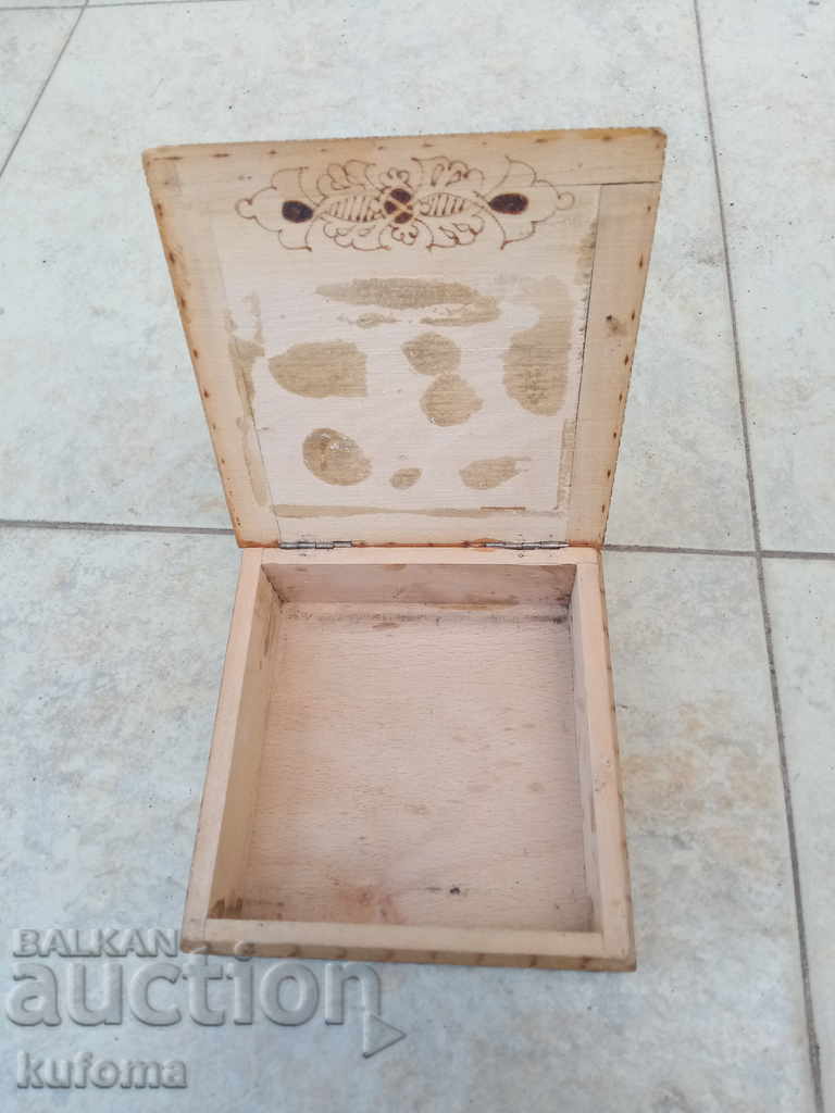 Delivery of Old wooden box Delivery of Old wooden box