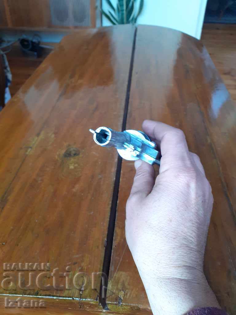 Delivery of Old children's metal pistol Delivery of Old children's metal pistol