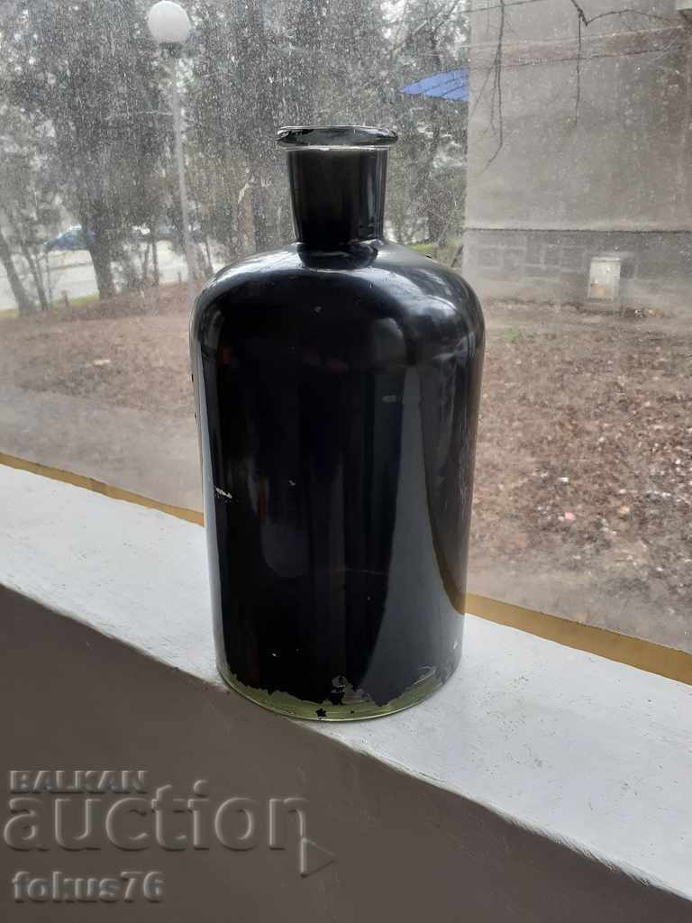 Licitație Borcan medical vechi vopsit în negru