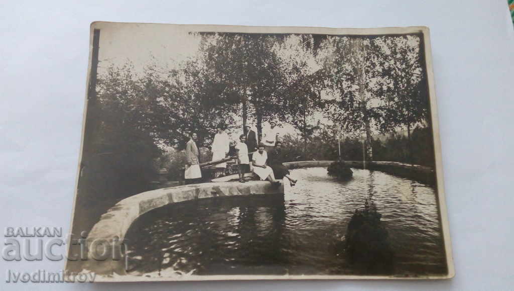 Снимка Момичета до фонтана 1926