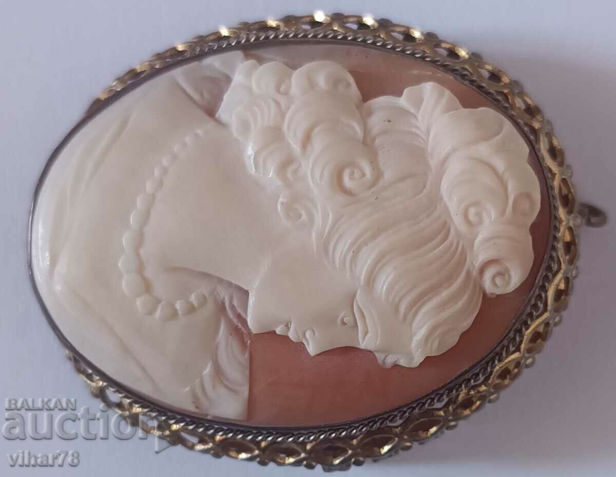 Old beautiful cameo brooch with price 249.99 BGN | € 127.82 Old beautiful cameo brooch with price 249.99 BGN | € 127.82