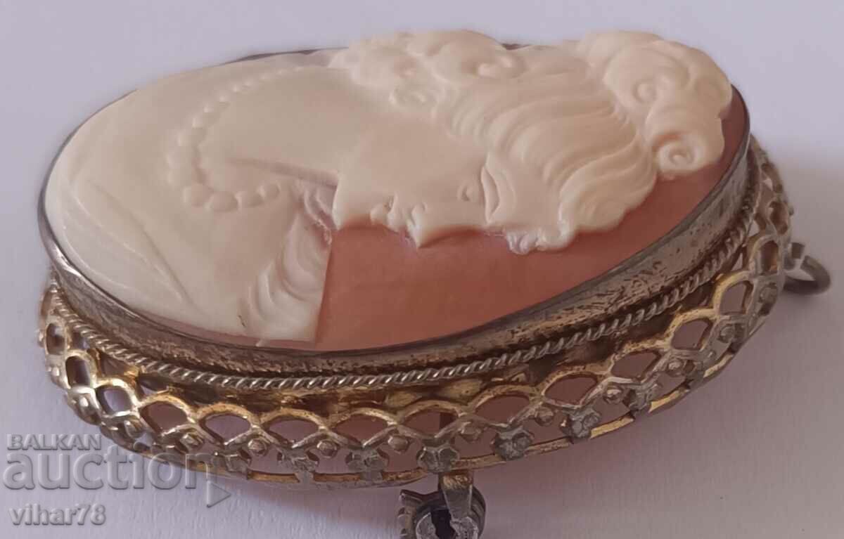 Auction Old beautiful cameo brooch Auction Old beautiful cameo brooch