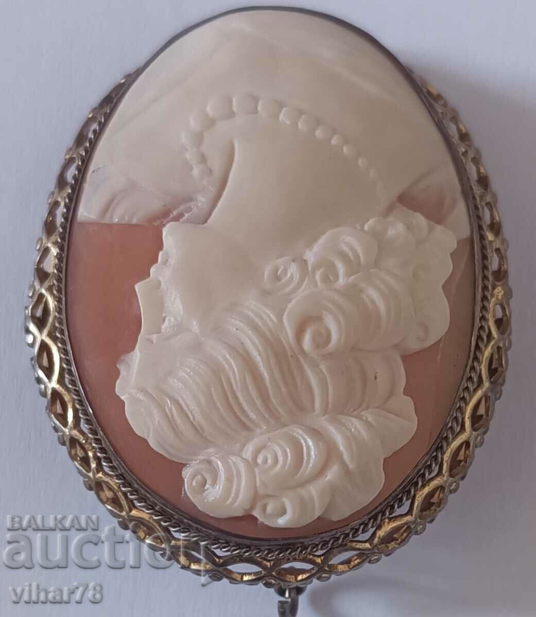 Delivery of Old beautiful cameo brooch Delivery of Old beautiful cameo brooch