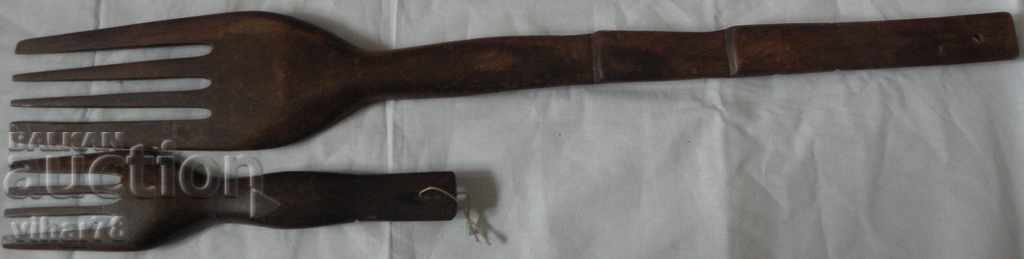 Παράδοση πολλά δύο ξύλινα πιρούνια για τον τοίχο Παράδοση πολλά δύο ξύλινα πιρούνια για τον τοίχο