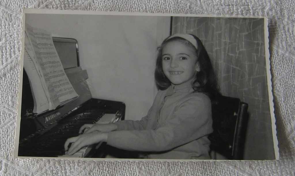 GIRL PIANO NOTES LONG HAIR PHOTO