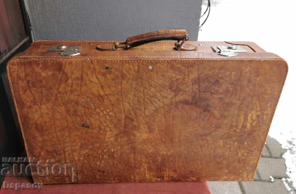 Παλιά δερμάτινη βαλίτσα για διακόσμηση για χρήση
