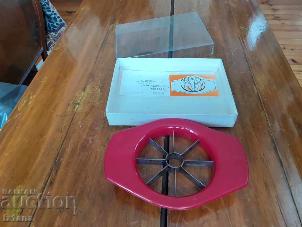 Old appliance, fruit cutting tool with price 25.00 BGN | € 12.78 Old appliance, fruit cutting tool with price 25.00 BGN | € 12.78
