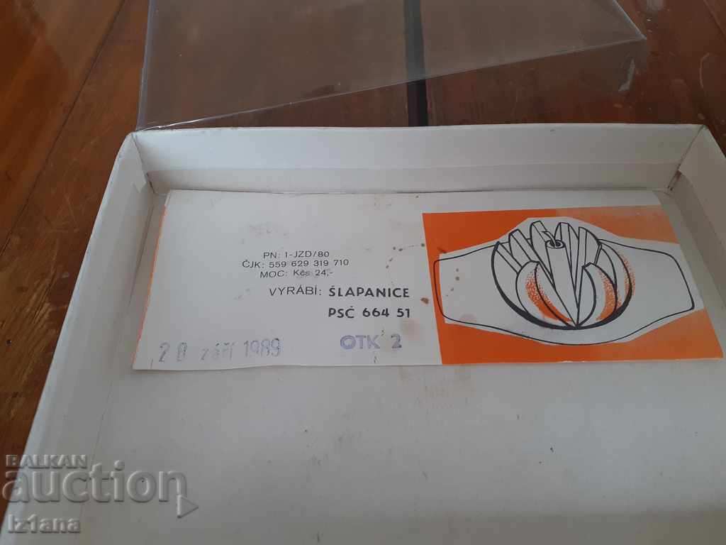 Auction Old appliance, fruit cutting tool Auction Old appliance, fruit cutting tool