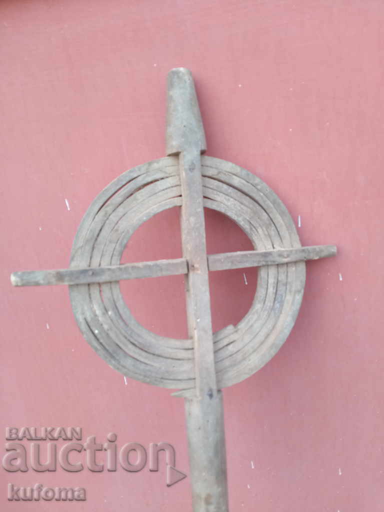 Стара дървена хурка с цена 39.99 лв. | € 20.45 Стара дървена хурка с цена 39.99 лв. | € 20.45