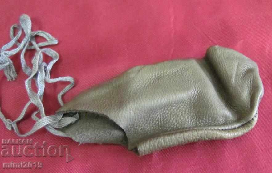 Auction World War II Medical Leather Finger Case Auction World War II Medical Leather Finger Case