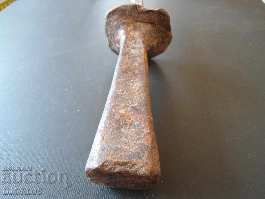 Auction  Old little anvil