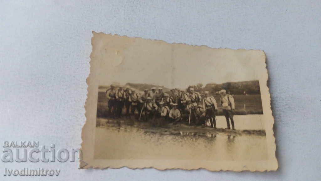 Снимка Войници щурмуват реката